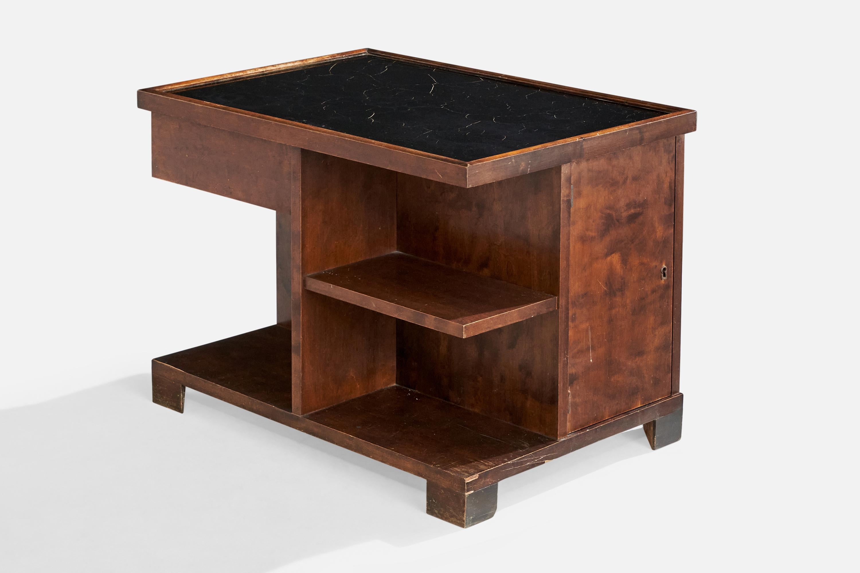 Beistelltisch oder -schrank aus dunkel gebeizter Birke und schwarzem Glas, Bodafors Schweden, um 1930.

Abmessungen: 20,1
