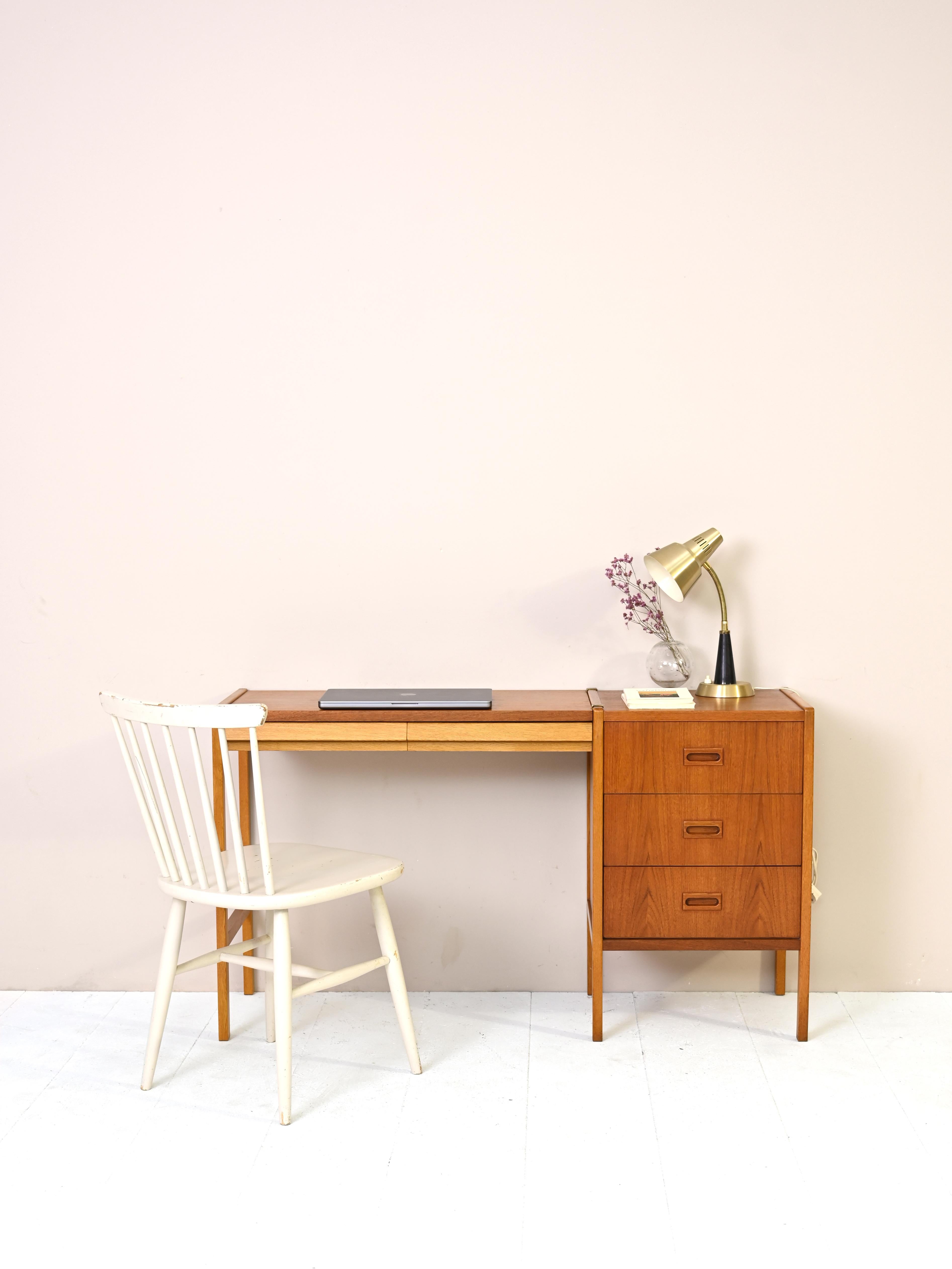 Particular desk designed by Fridhagen in 1959.
Consists of a chest of drawers with three drawers on which the top interlocking rests.
Beautiful and functional, On the one hand the capacious drawers provide storage space and
on the other side the