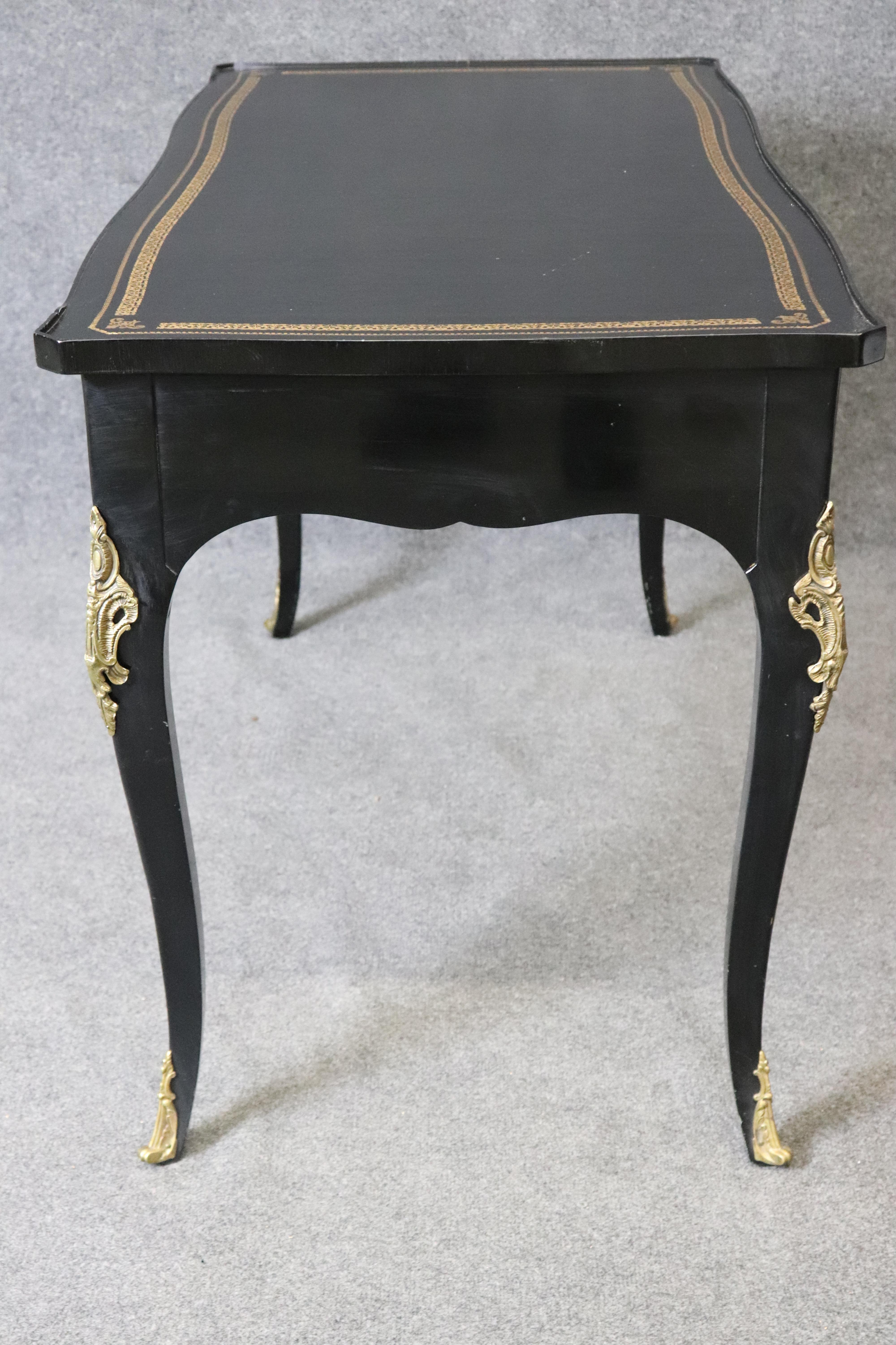 Metà XX secolo Bodart Scrivania francese in stile Luigi XV ebanizzata con ormeggio in bronzo in vendita