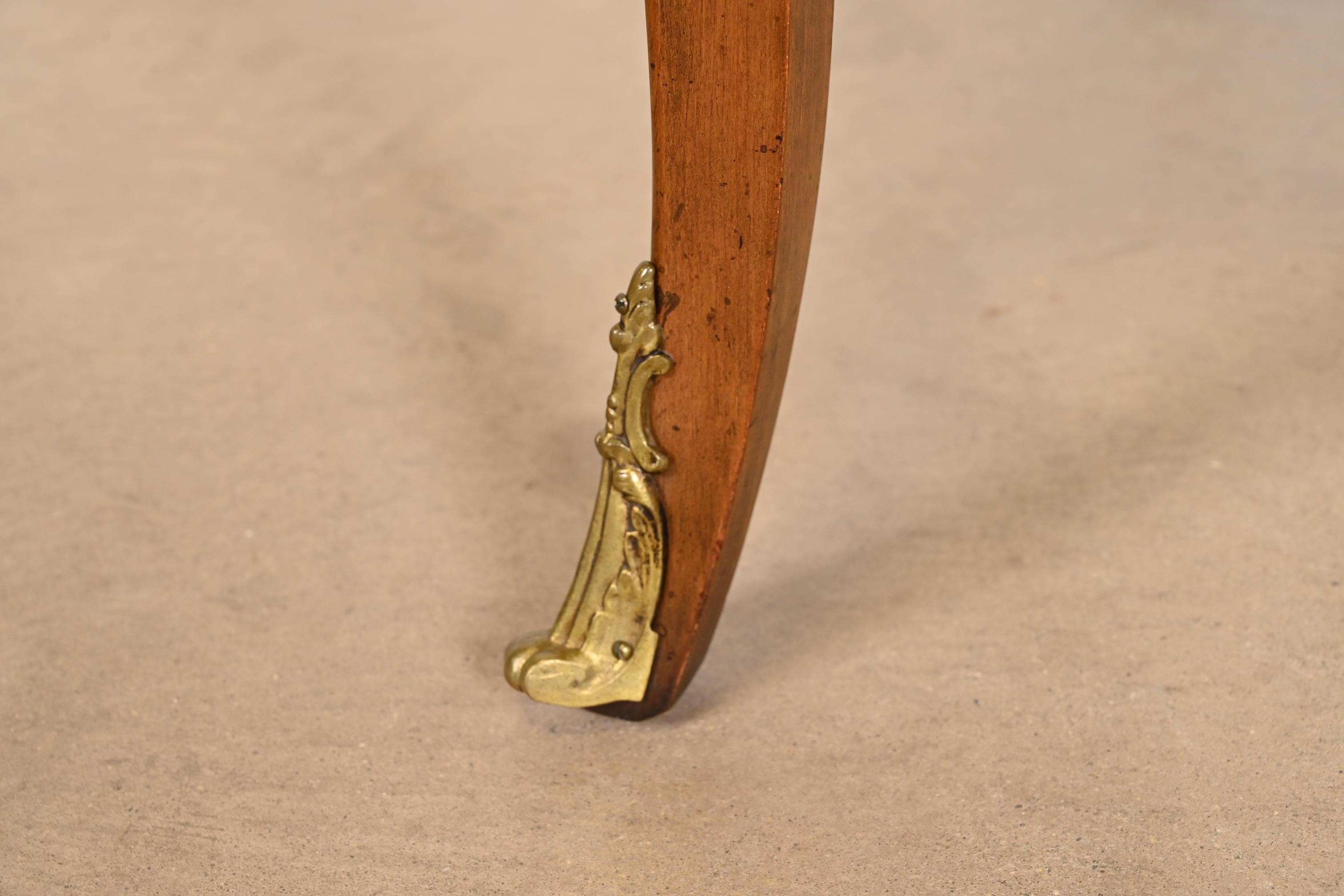 Scrivania provinciale francese Bodart Luigi XV in legno di ciliegio con piano in pelle in vendita 3