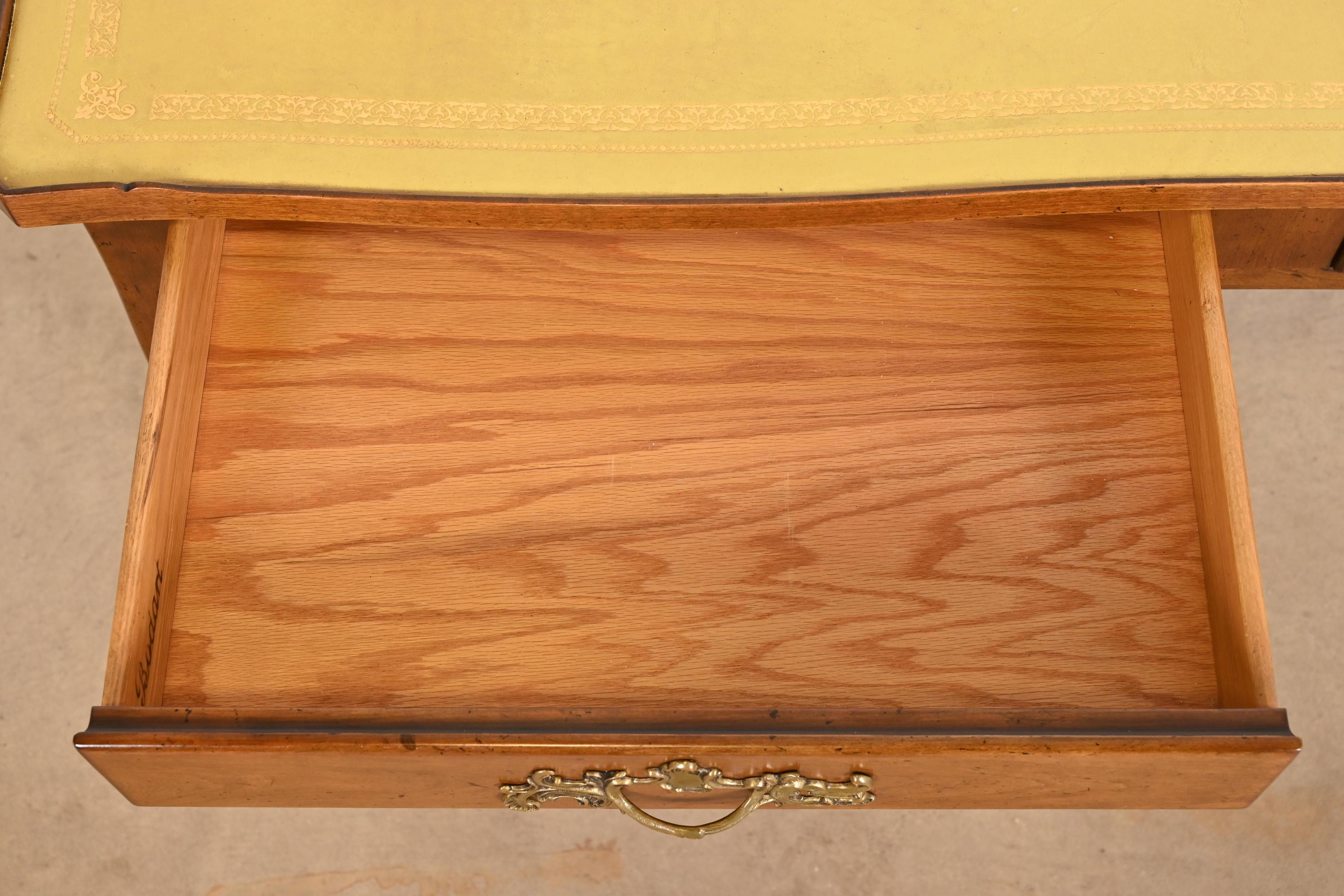 Ottone Scrivania provinciale francese Bodart Luigi XV in legno di ciliegio con piano in pelle in vendita