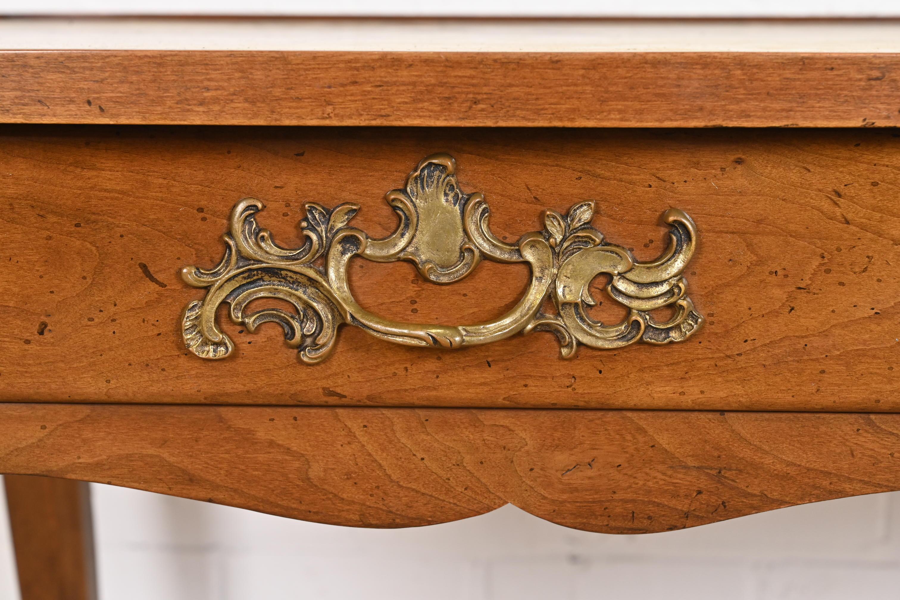 Scrivania provinciale francese Bodart Luigi XV in legno di ciliegio con piano in pelle in vendita 1