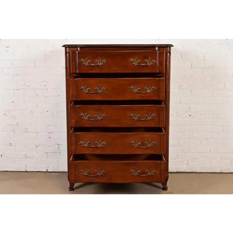 Cómoda Bodart French Provincial Louis XV Fruitwood Highboy, Circa 1960s mediados del siglo XX en venta
