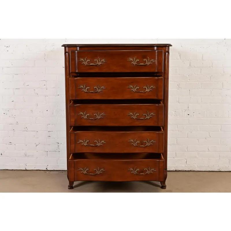 Ottone Comò Highboy in legno di Bodart, circa anni '60, Provincia Francese Luigi XV in vendita