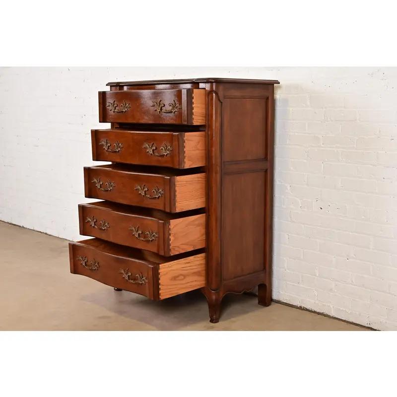 Cómoda Bodart French Provincial Louis XV Fruitwood Highboy, Circa 1960s Latón en venta