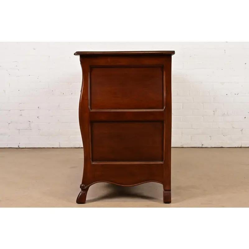 Comò triplo in legno di cirmolo Luigi XV di Bodart, circa anni '60 in vendita 6