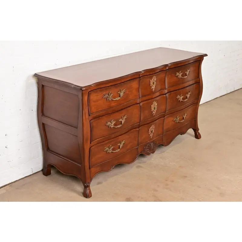 Comò triplo in legno di cirmolo Luigi XV di Bodart, circa anni '60 In condizioni buone in vendita a South Bend, IN