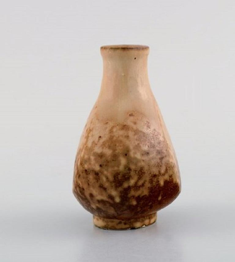 Bode Willumsen, (1895-1987), Denmark. Unique vase in glazed stoneware. Beautiful glaze in bright earth nuances. Dated 1937.
Measures: 10 x 8.5 cm.
In excellent condition.
Signed and dated.