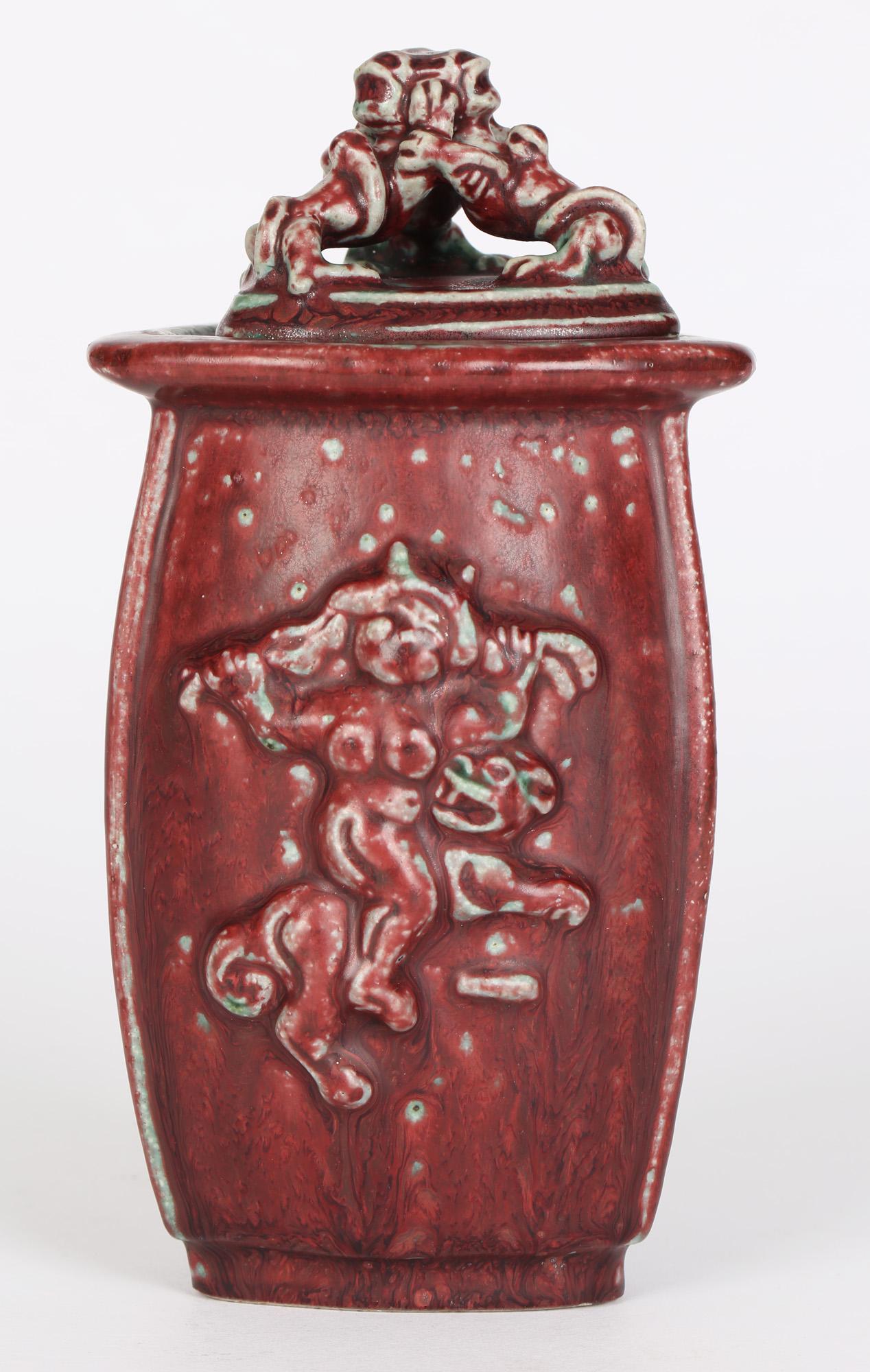 Début du 20ème siècle Bode Willumsen - Pot en poterie à couvercle avec figurine mythique et figurine royale de Copenhague en vente