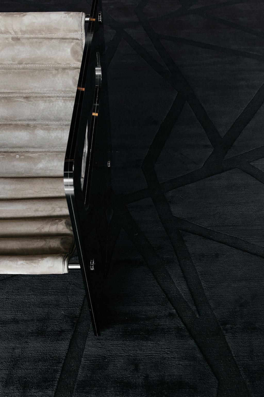 Bodhi Bar ist ein abstraktes Stück, das aus Wolle mit geprägter Seide besteht. Es ist Teil unserer Design Rhymes Collection, die sich von verschiedenen Formen der Architektur inspirieren lässt. Diese feinen Linien und scharfen Kanten, die sich durch