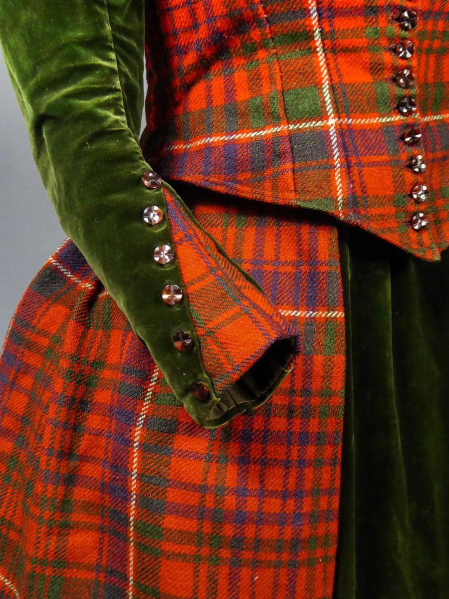 Bodice and Skirt in Scottish Tartan and Velvet -England Circa 1890-1900 For Sale 3
