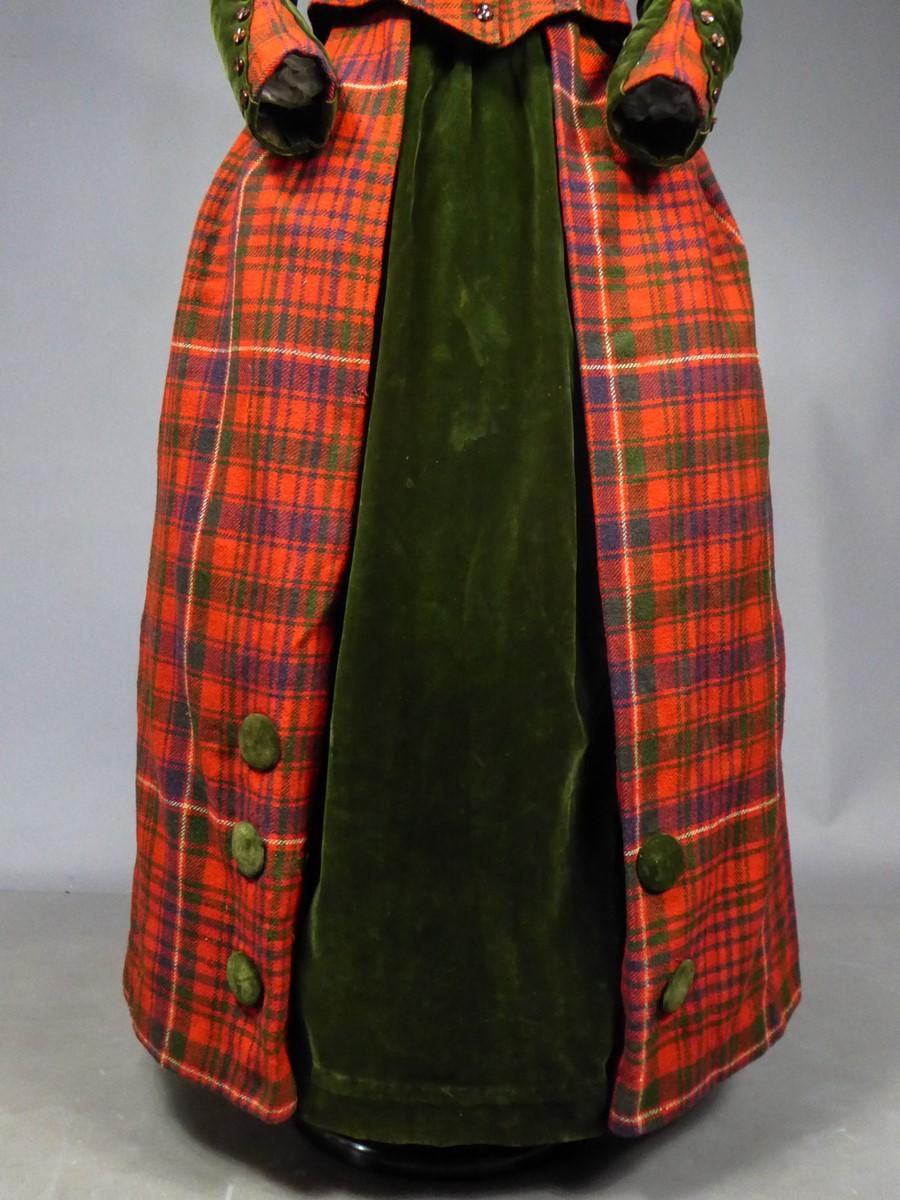Bodice and Skirt in Scottish Tartan and Velvet -England Circa 1890-1900 For Sale 4