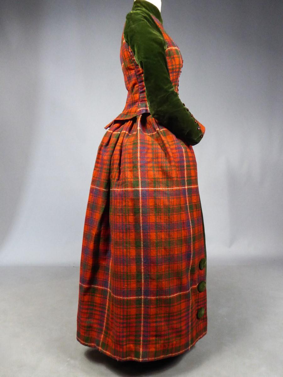 Bodice and Skirt in Scottish Tartan and Velvet -England Circa 1890-1900 For Sale 5
