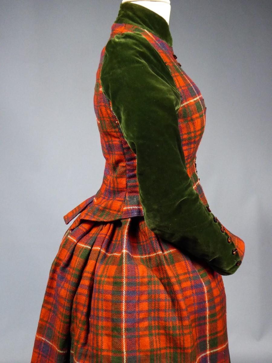 Bodice and Skirt in Scottish Tartan and Velvet -England Circa 1890-1900 For Sale 6