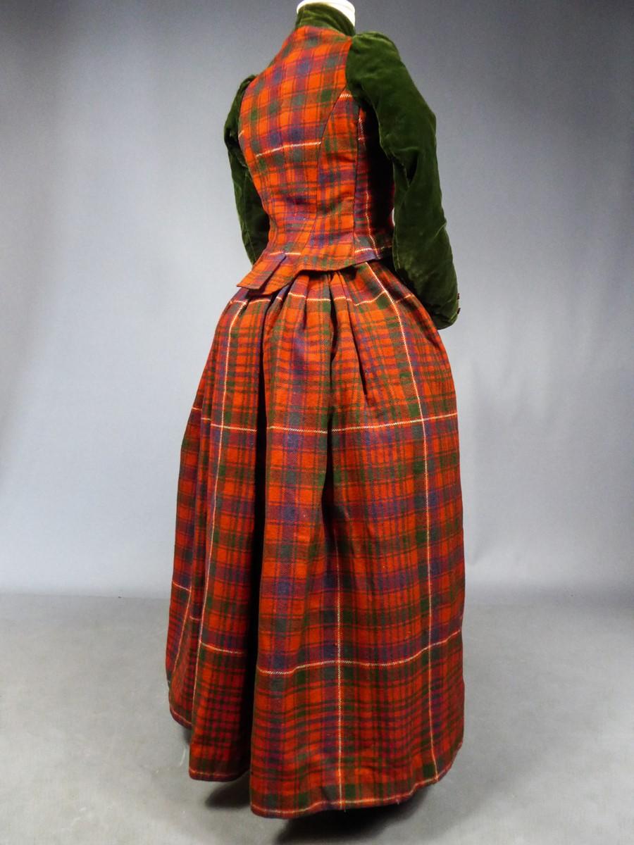 Bodice and Skirt in Scottish Tartan and Velvet -England Circa 1890-1900 For Sale 7