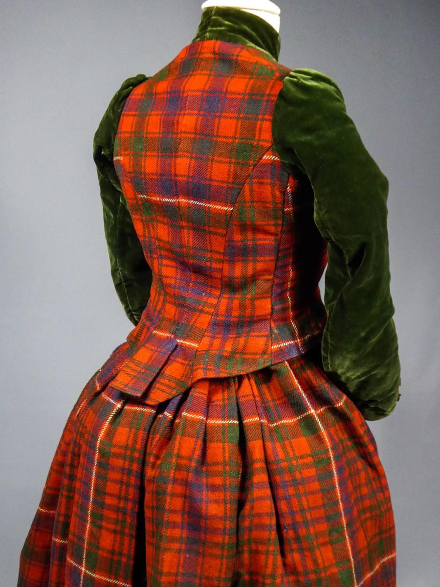 Bodice and Skirt in Scottish Tartan and Velvet -England Circa 1890-1900 For Sale 8