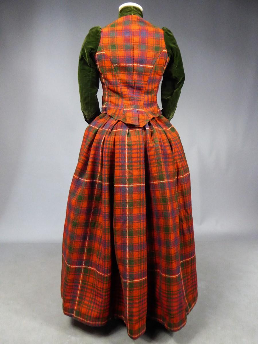 Bodice and Skirt in Scottish Tartan and Velvet -England Circa 1890-1900 For Sale 9