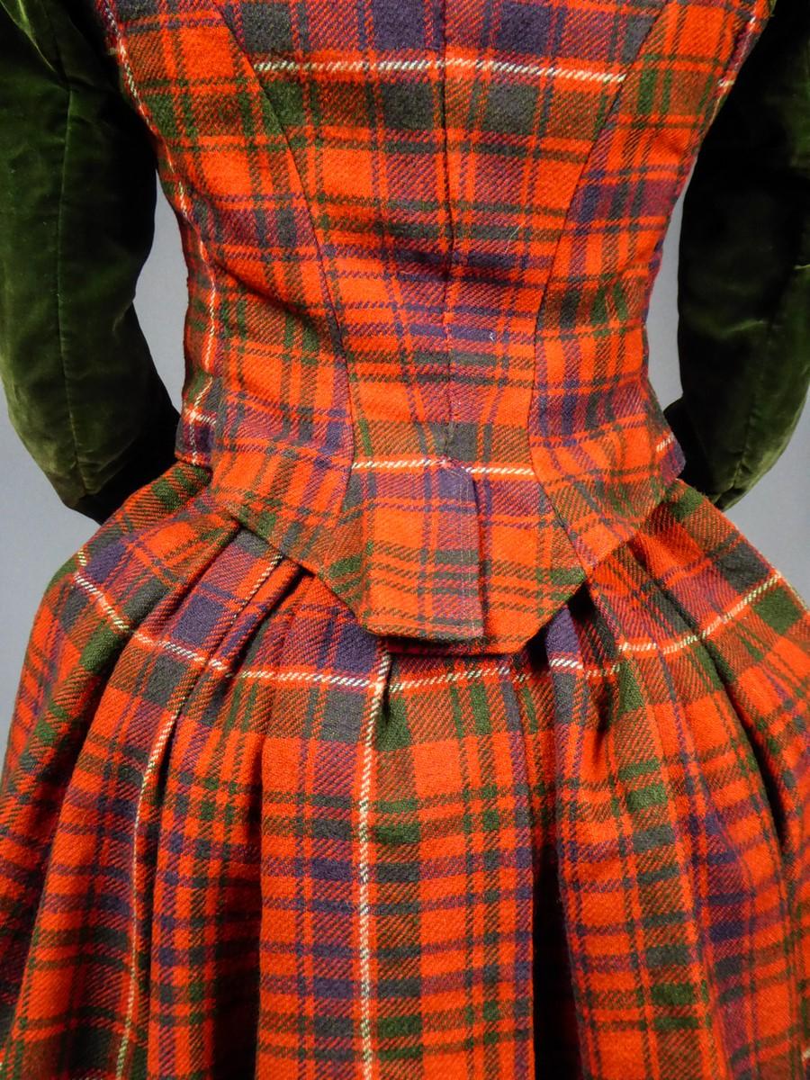 Bodice and Skirt in Scottish Tartan and Velvet -England Circa 1890-1900 For Sale 10