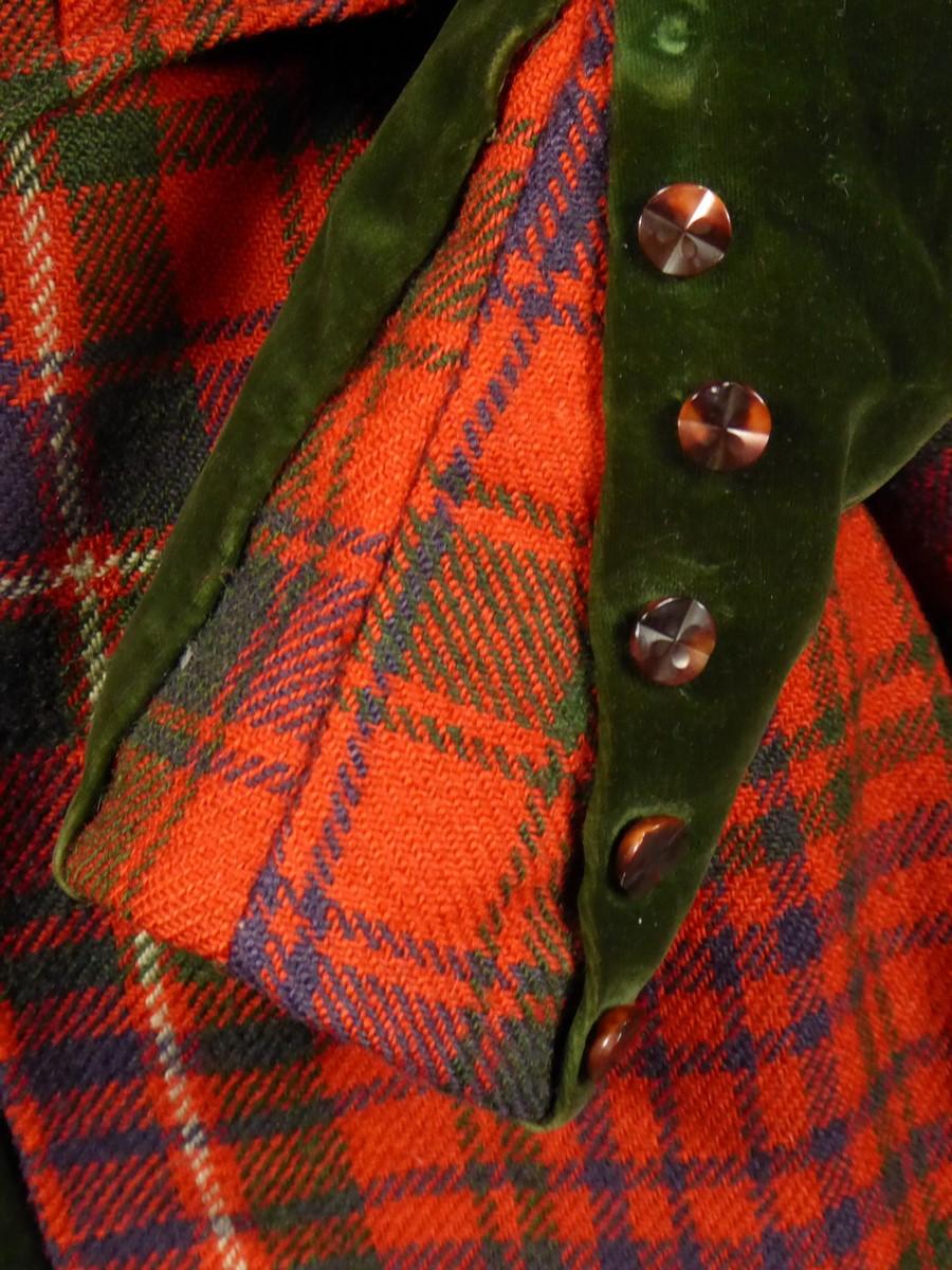 Bodice and Skirt in Scottish Tartan and Velvet -England Circa 1890-1900 For Sale 11
