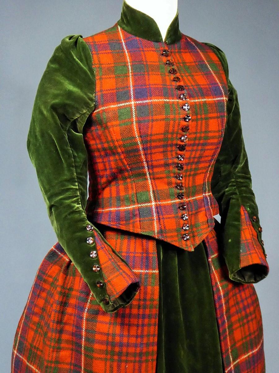 Circa 1885/1900
Scotland or North England

Rare winter set with skirt and corset, very middle class, in Scottish wool tartan and velvet from late Victorian period - North England or Scotland. Adjusted bodice with smal collar in spinach velvet and