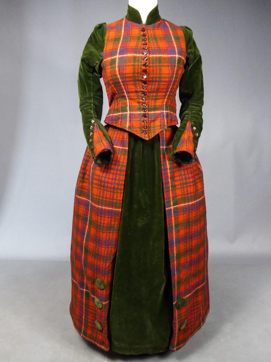 Bodice and Skirt in Scottish Tartan and Velvet -England Circa 1890-1900 For Sale 1