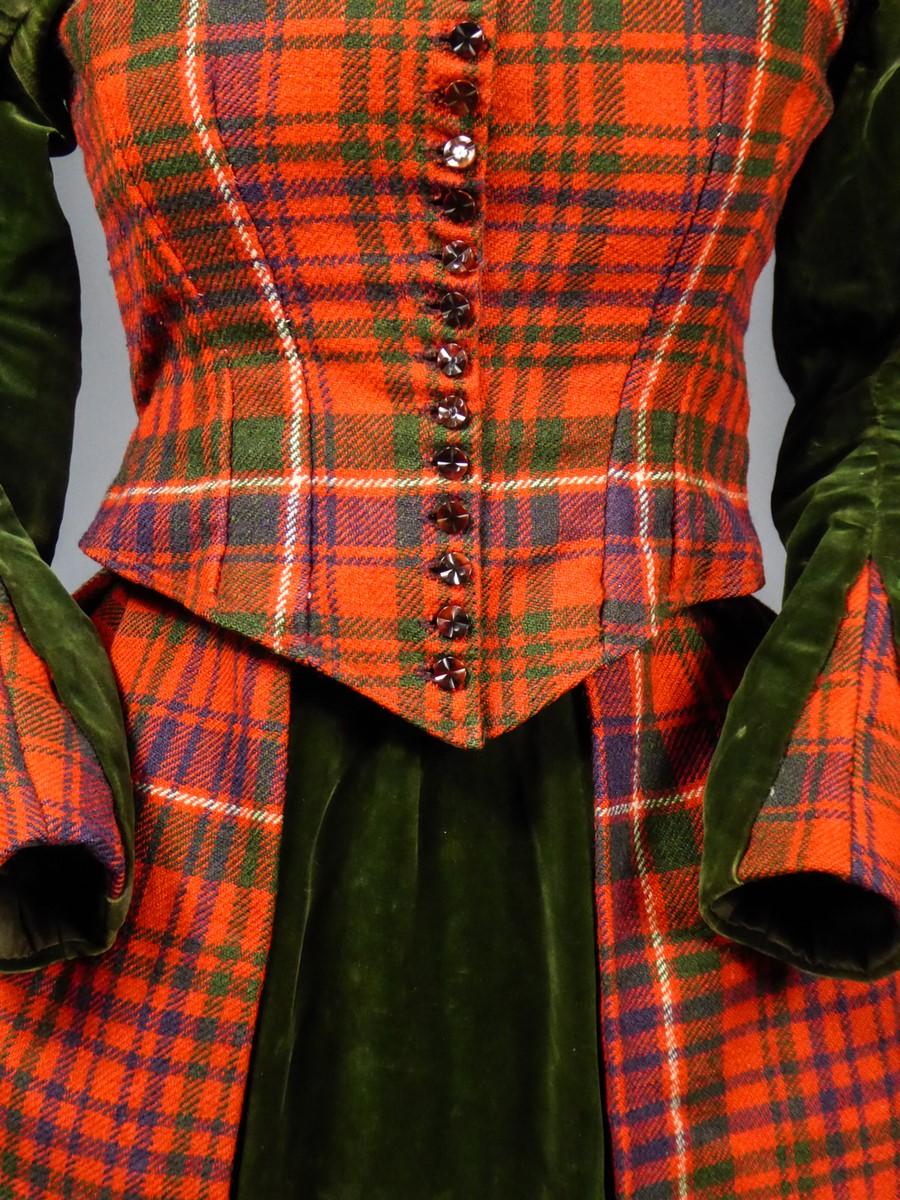 Bodice and Skirt in Scottish Tartan and Velvet -England Circa 1890-1900 For Sale 2