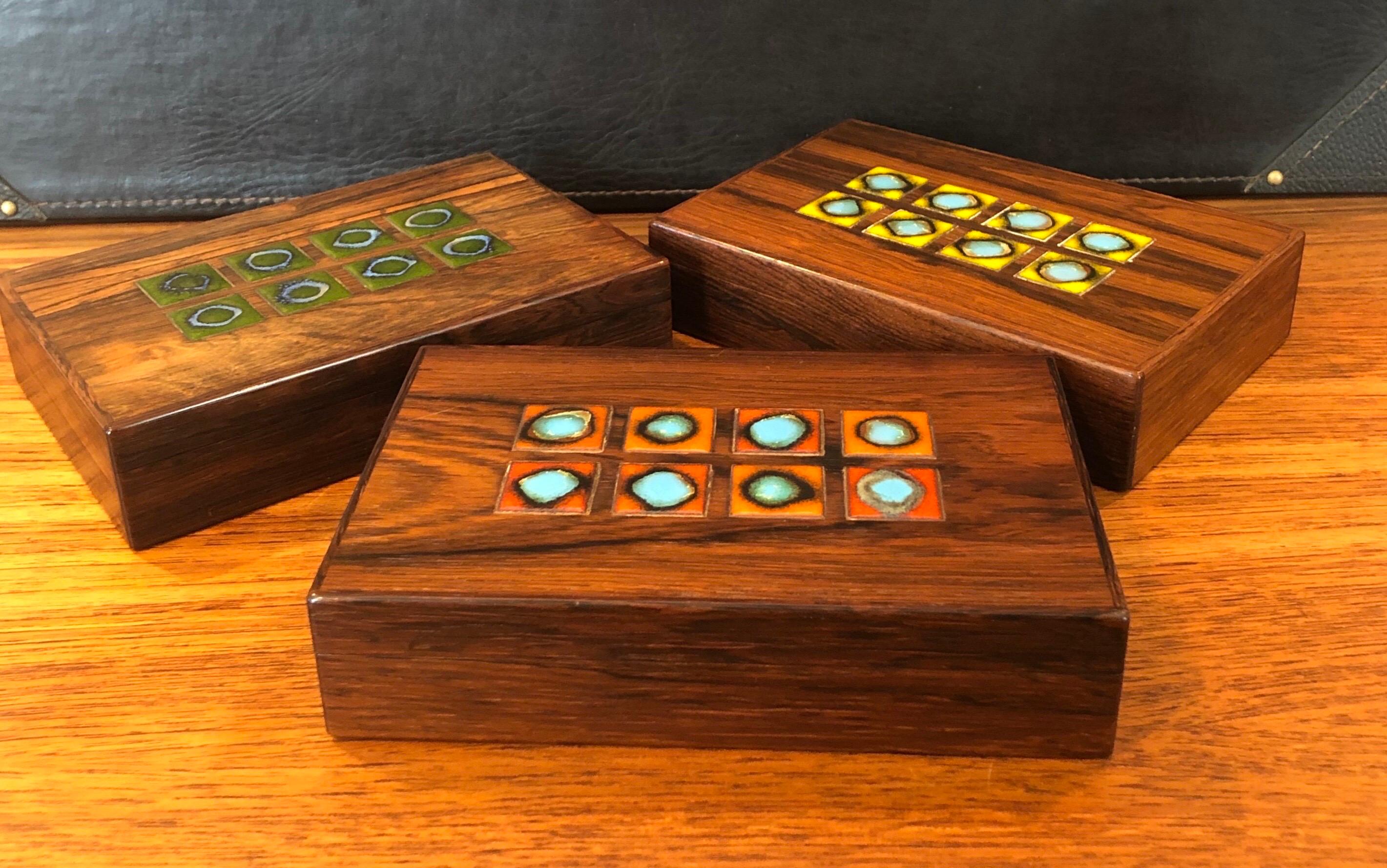 Tres cajas de baratijas / humidores de madera maciza bellamente elaborados por el artesano danés Alfred Klitgaard, hacia la década de 1960. Construcción muy detallada y acabado exquisito con ocho preciosos azulejos de cerámica Bodil Eje (naranja,