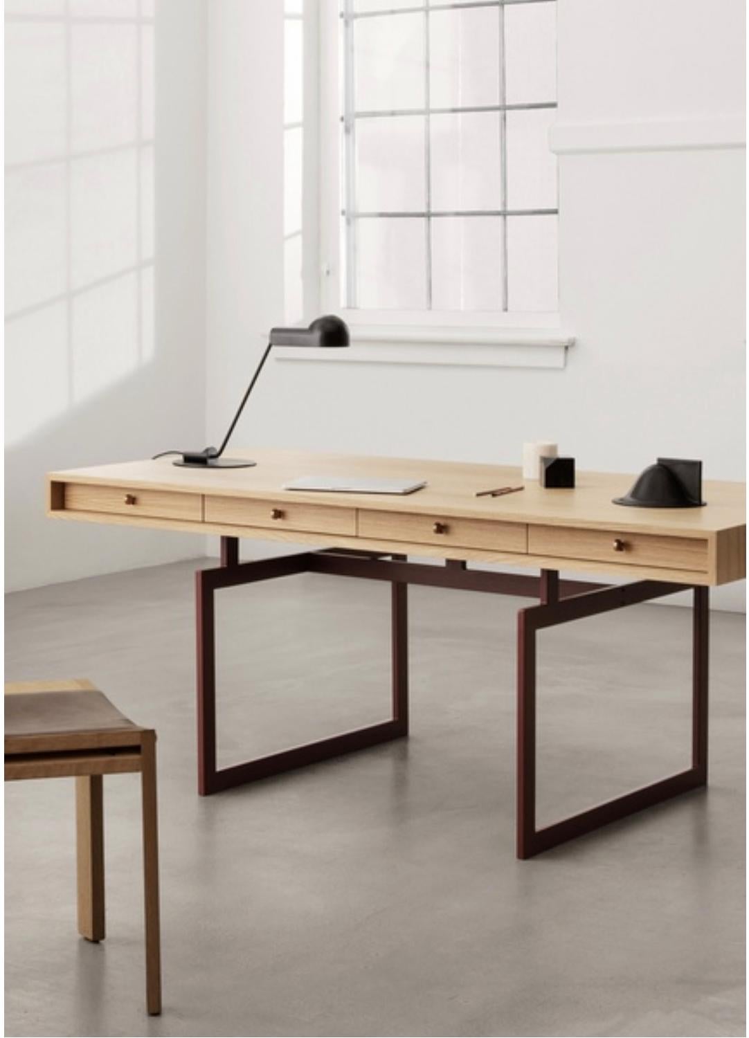 Bodil Kjaer, 1959 Bürotisch aus roter und natürlicher Eiche für Karakter (21. Jahrhundert und zeitgenössisch) im Angebot
