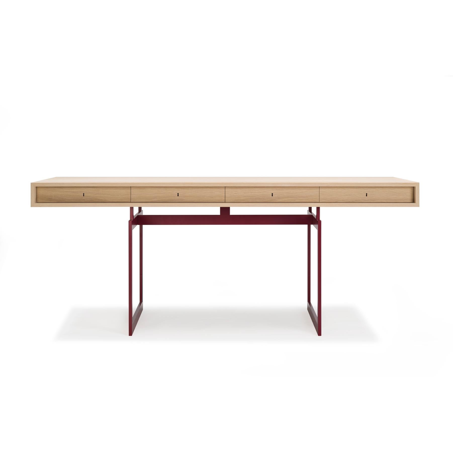 Bureau en chêne teinté rouge et blanc Bodil Kjaer pour Karakter, 1959

Convoité par les célèbres architectes modernistes Marcel Breuer, José Luis Sert et Paul Rudolph, le bureau de l'architecte danoise Bodil Kjær datant de 1959 a été surnommé 