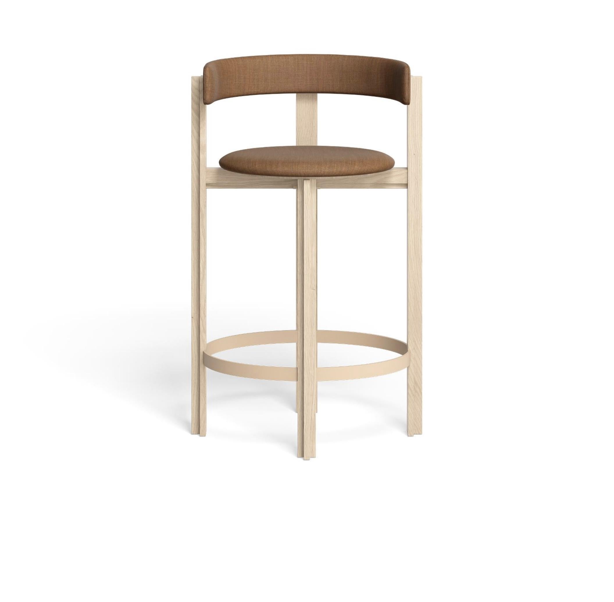 Bodil Kjaer, Weiß gebeizte Eiche Principal Bar Chair für Karakter 

Der Principal Bar Chair ist von Bodil Kjærs Principal Stuhl aus dem Jahr 1961 inspiriert und hat das gleiche funktionale und minimalistische Design. Das Design zeichnet sich durch