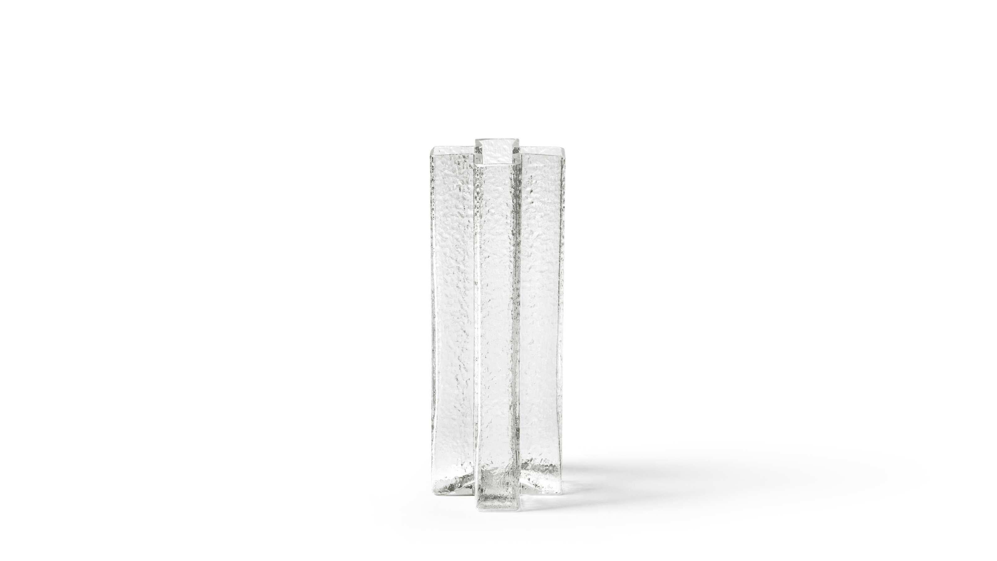 Verre soufflé en croix Bodil Kjaer pour Cassina

Un langage esthétique incomparable qui utilise du verre extra-clair soufflé d'une valeur inestimable pour réaliser un élégant vase en forme de croix, conçu pour accueillir une fleur dans chacun des