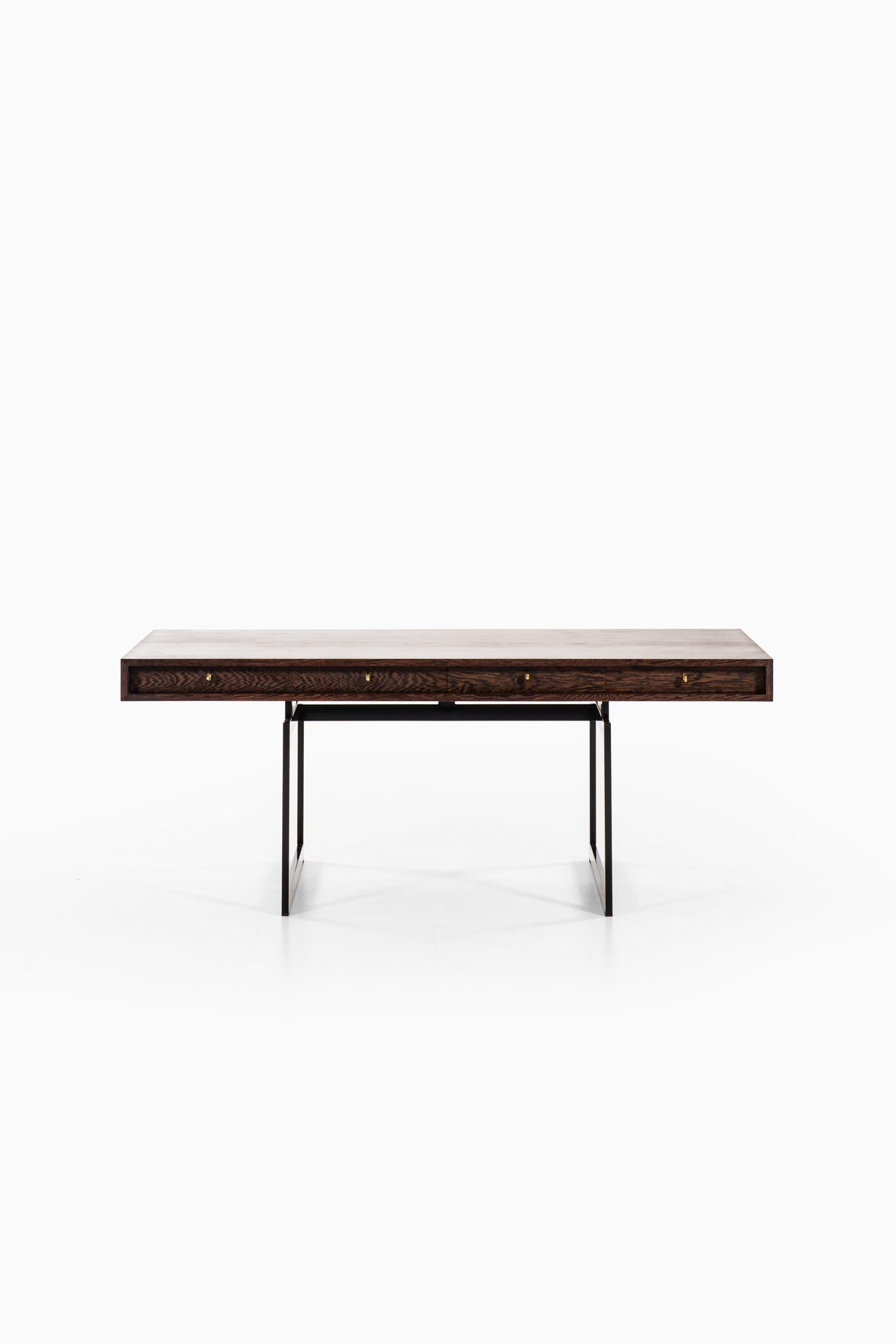 Very rare freestanding desk model 901 designed by Bodil Kjær. Produced by E. Pedersen & Søn in Denmark.