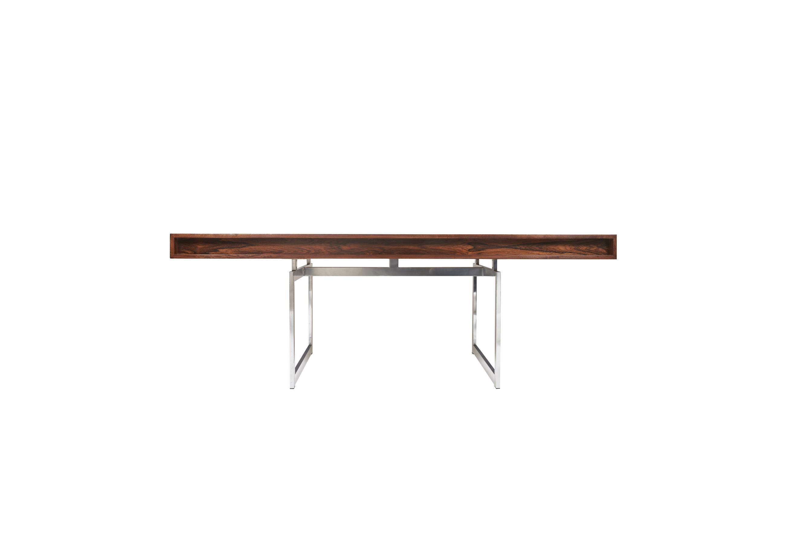 Bodil Kjaer large freestanding rosewood executive desk, model 901 with chrome-plated metal frame, cassette top with four recessed drawers. Produced by E. Pedersen & Søn, Denmark. Manufacturer’s label to the underside. Key included.
The rosewood is