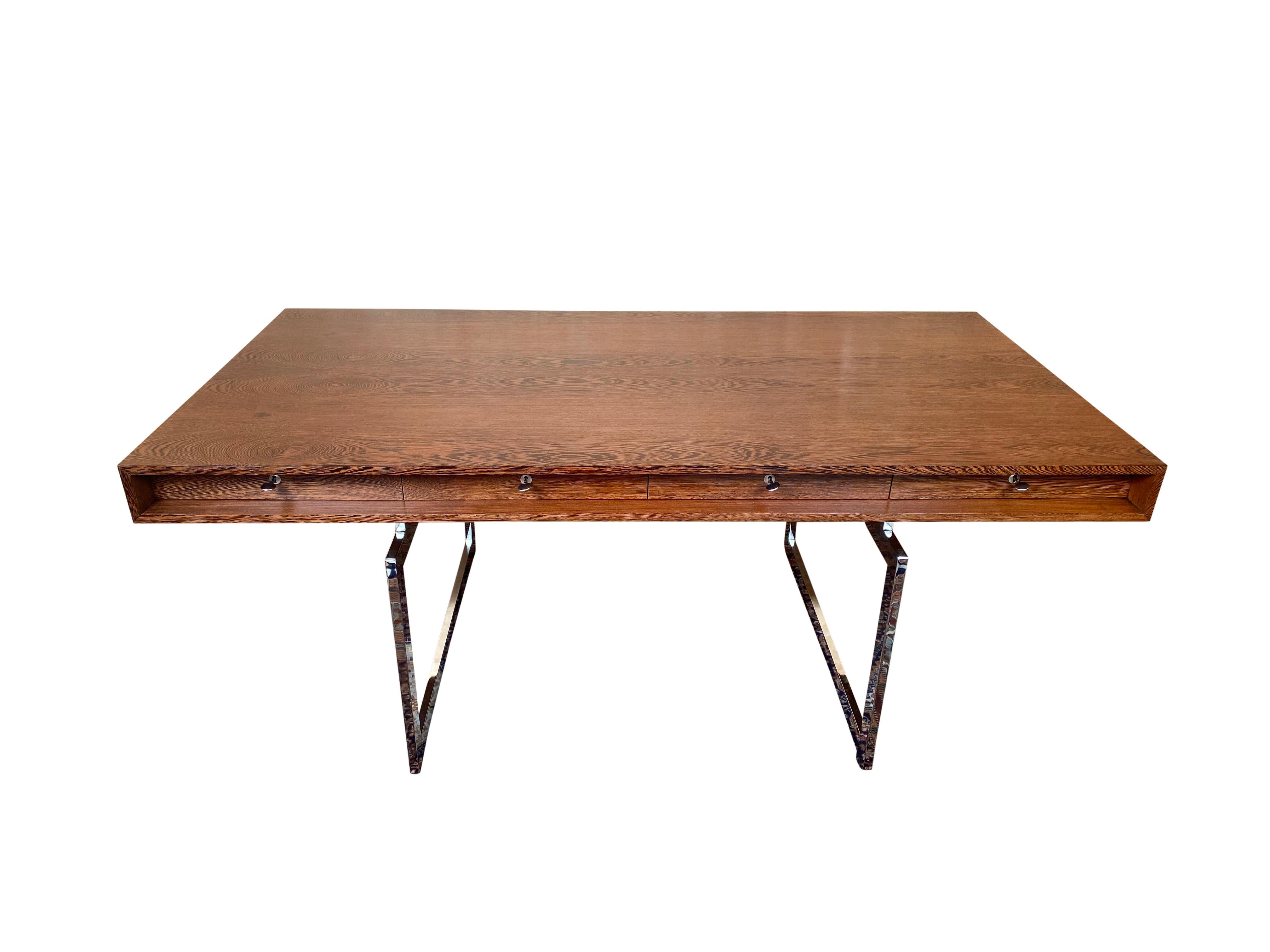 Édition ancienne et rare du bureau de direction autoportant de Bodil Kjaer, modèle 901, avec structure en métal chromé, plateau à cassette avec quatre tiroirs encastrés. Cadre métallique en très bon état. Quatre clés incluses.
Produit par E.
