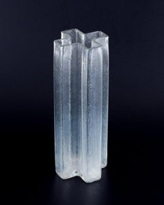 Bodil Kjær pour Gullaskruf, Suède. Vase « Cross » en verre d'art transparent.