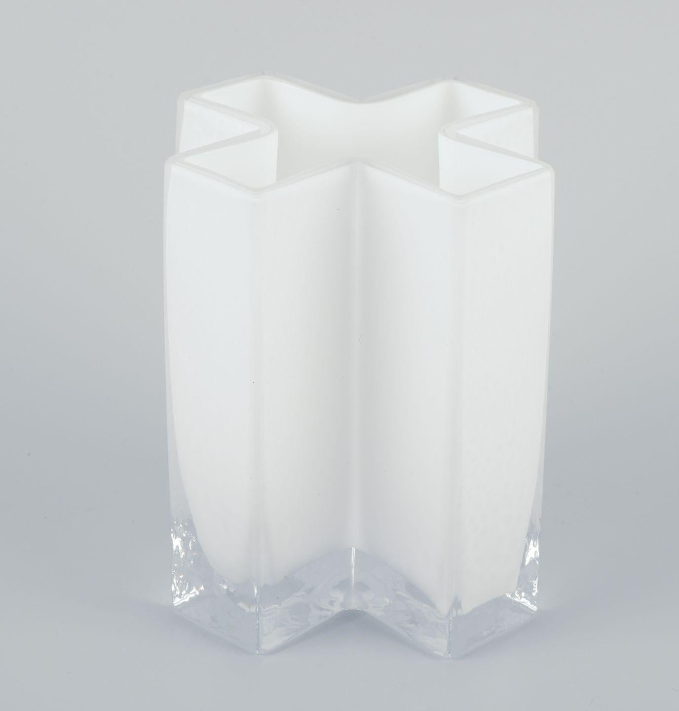 Scandinavo moderno Bodil Kjær per Gullaskruf, Svezia. Vaso a croce in vetro artistico bianco e trasparente. in vendita