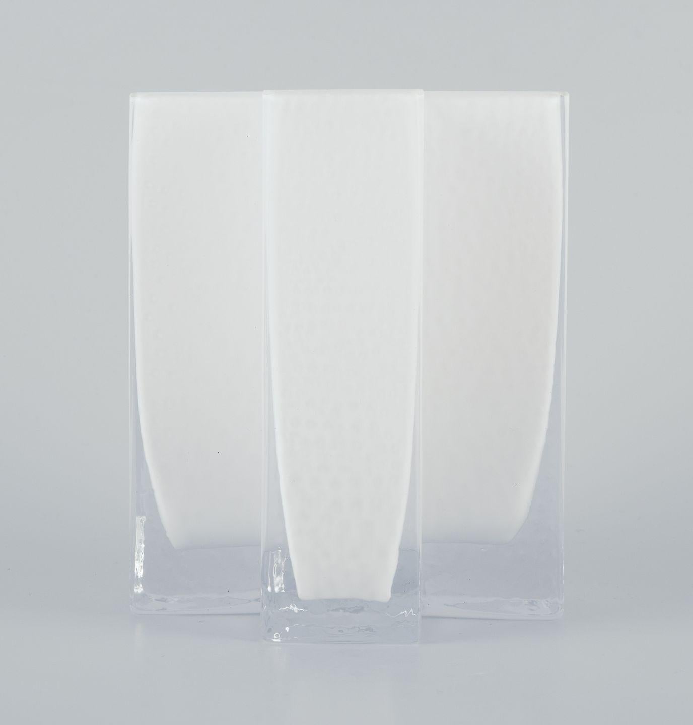 Svedese Bodil Kjær per Gullaskruf, Svezia. Vaso a croce in vetro artistico bianco e trasparente. in vendita