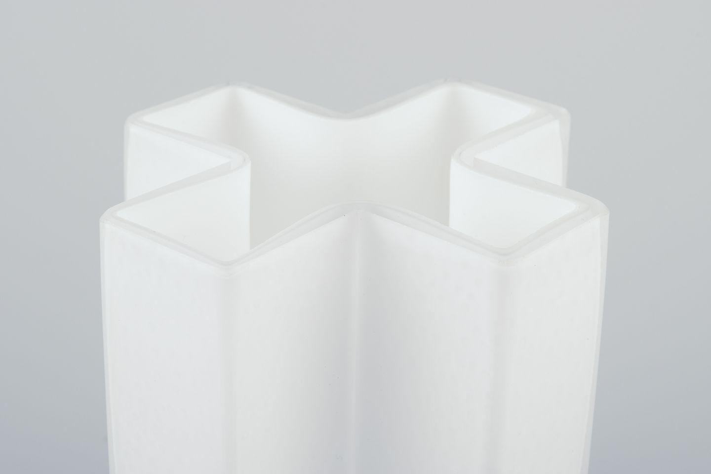 Bodil Kjær per Gullaskruf, Svezia. Vaso a croce in vetro artistico bianco e trasparente. In condizioni ottime in vendita a København, Copenhagen