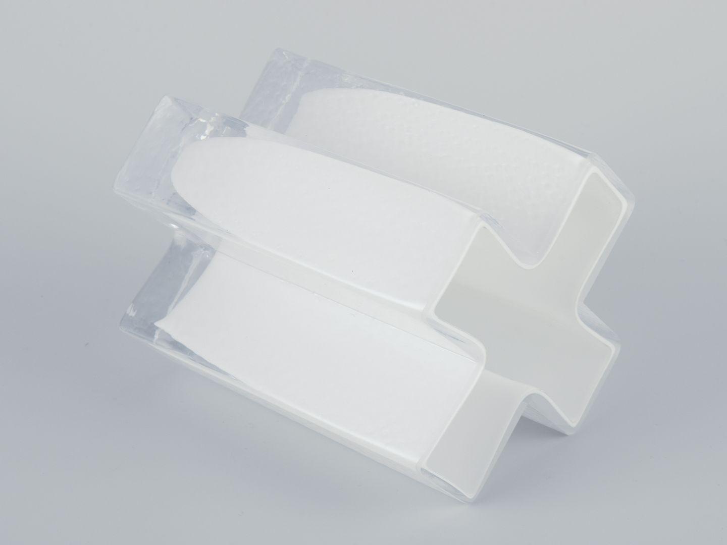 Vetro artistico Bodil Kjær per Gullaskruf, Svezia. Vaso a croce in vetro artistico bianco e trasparente. in vendita