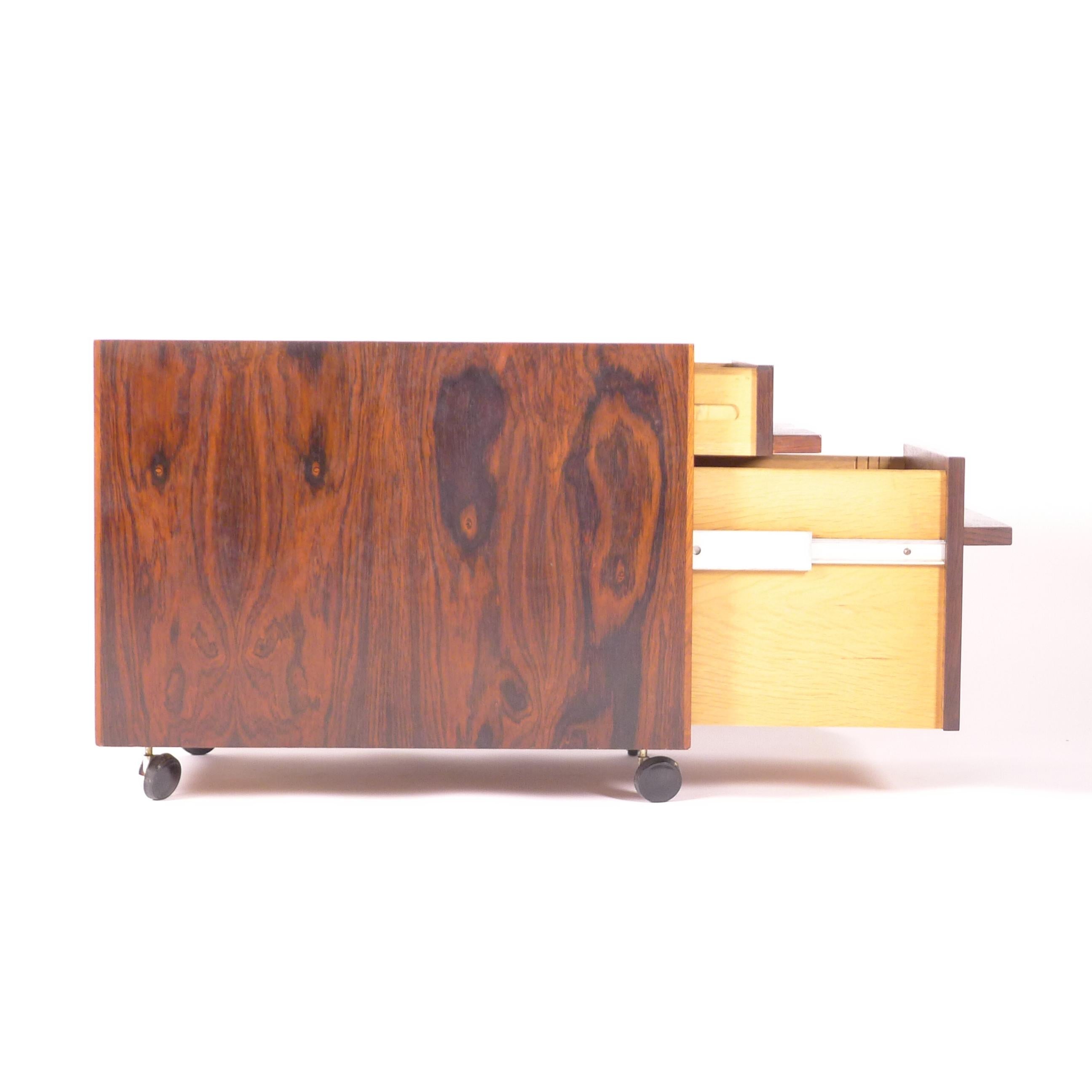 Bodil Kjaer per Pedersen, mobile da scrivania/cassettiera in palissandro, inizio anni '60 in vendita 4