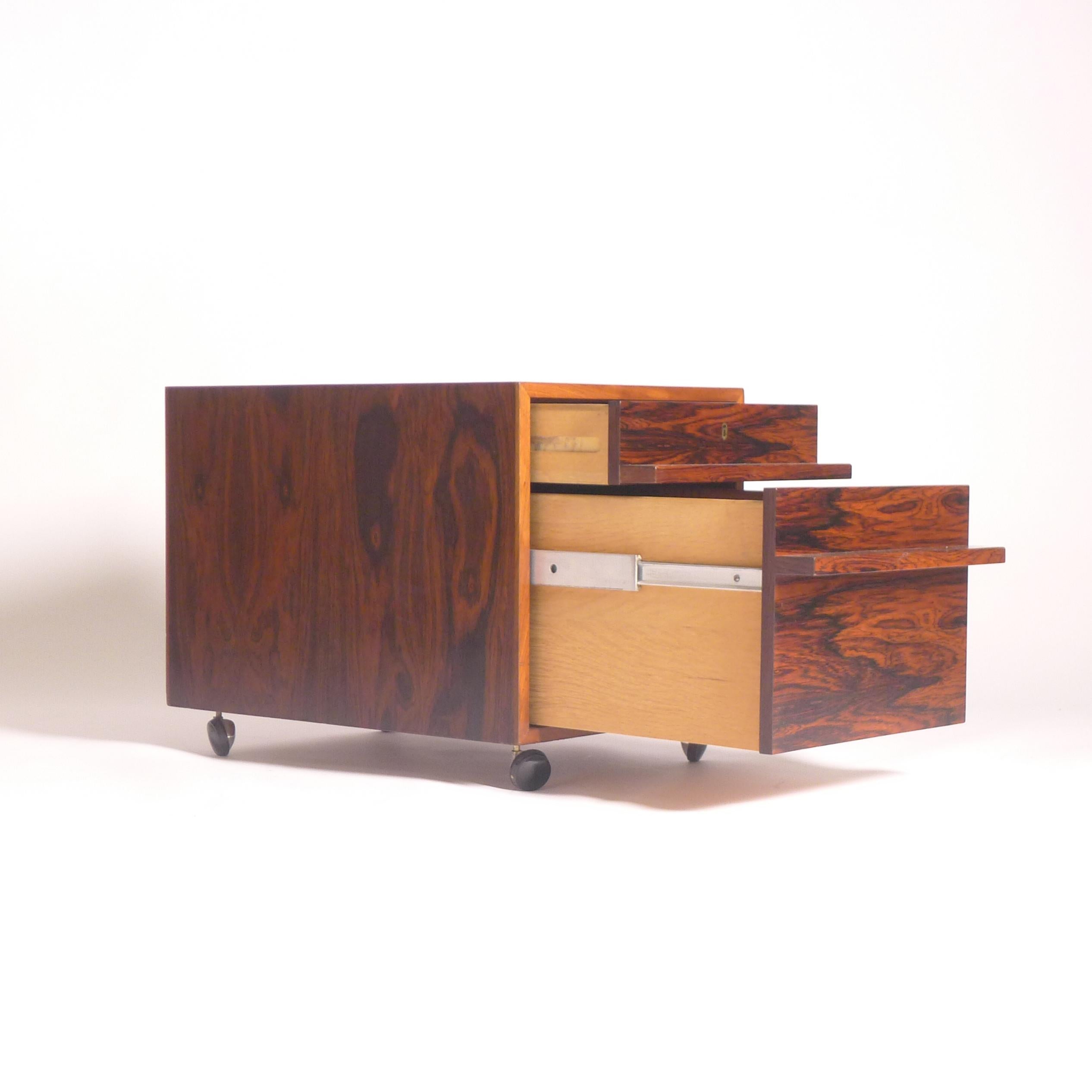 Danese Bodil Kjaer per Pedersen, mobile da scrivania/cassettiera in palissandro, inizio anni '60 in vendita