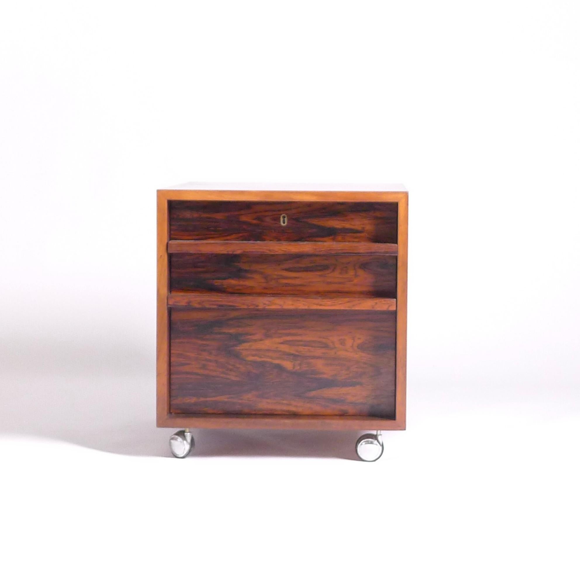 Bodil Kjaer per Pedersen, mobile da scrivania/cassettiera in palissandro, inizio anni '60 in vendita 2