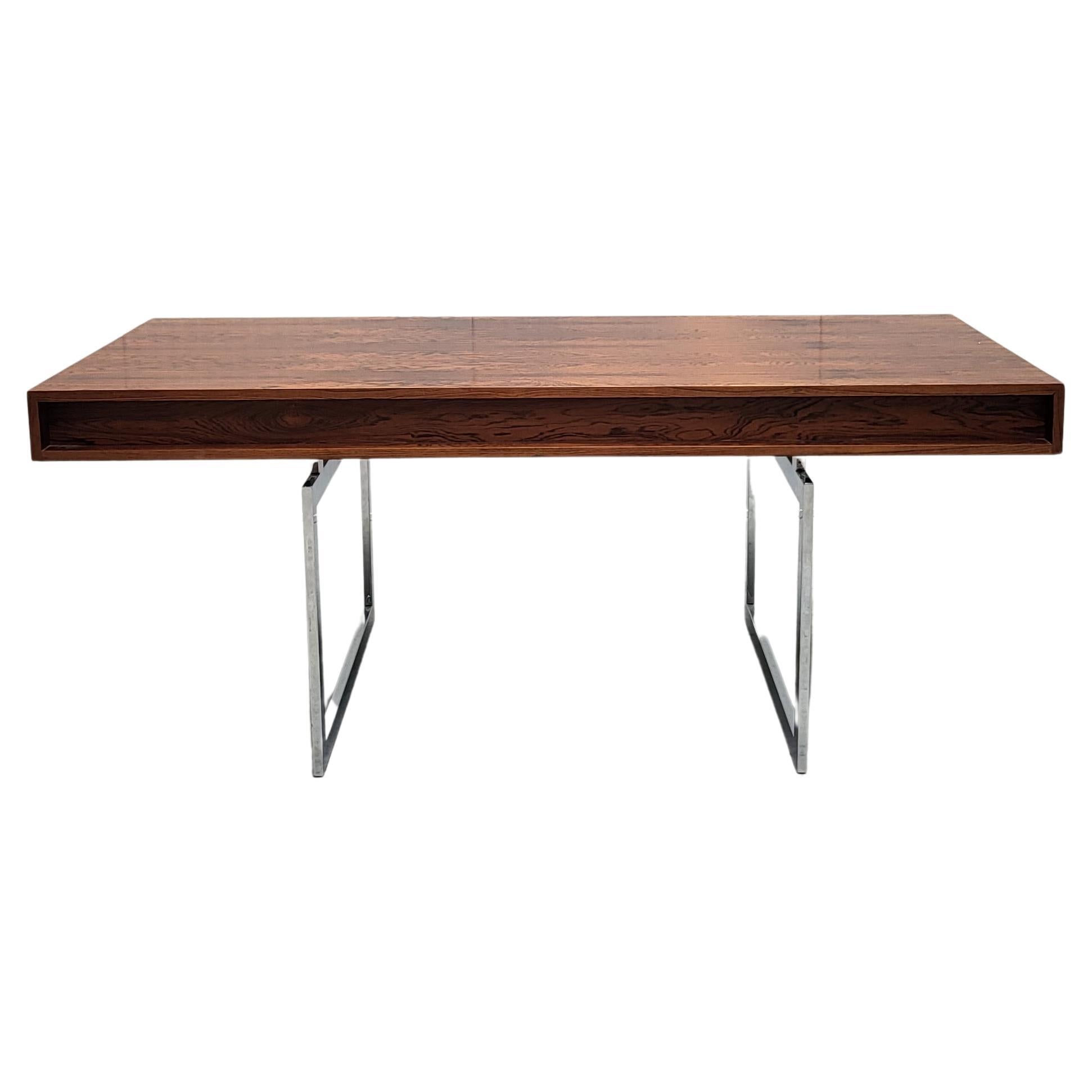 Raro escritorio ejecutivo de mediados de siglo modelo 901 de Bodil Kjaer para E. Pederson Son. 
Posiblemente una de las primeras ediciones realizadas en Dinamarca, 1959.

Diseñada por Bodil Kjaer en 1959 y fabricada en Dinamarca en una cadena de