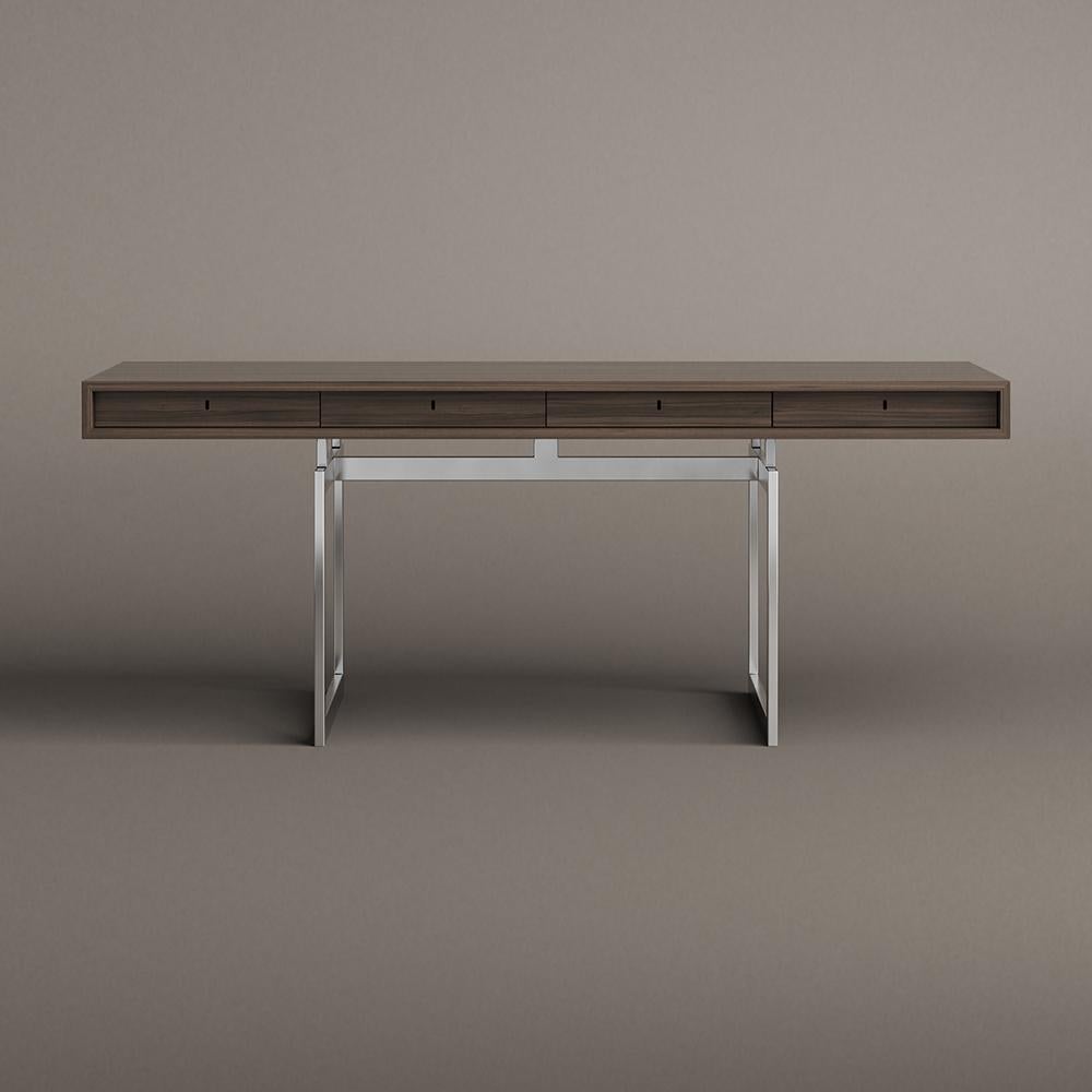 Table conçue par Bodil Kjær en 1959. 

Nous sommes fiers de présenter notre première création d'un designer danois. Dans ce cas, l'architecte, professeur et designer danois Bodil Kjær. Ce bureau emblématique, conçu en 1959, était le premier du