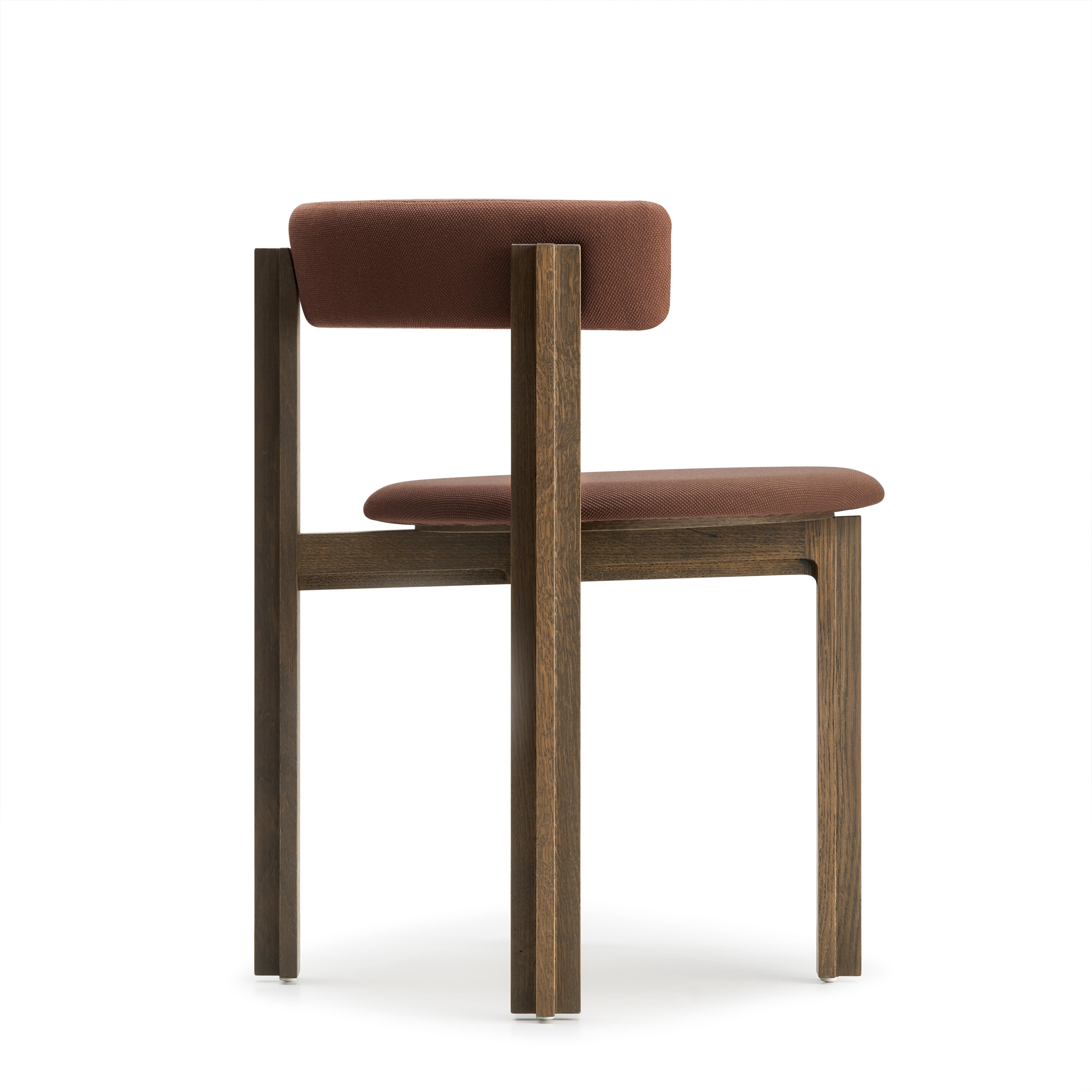 Chaise principale Bodil Kjaer pour Karakter

Bodil Kjær, l'une des dernières pionnières du design scandinave du milieu du siècle et une pionnière de l'architecture à son époque, a conçu sa série Principal en 1961 dans le cadre d'une exploration