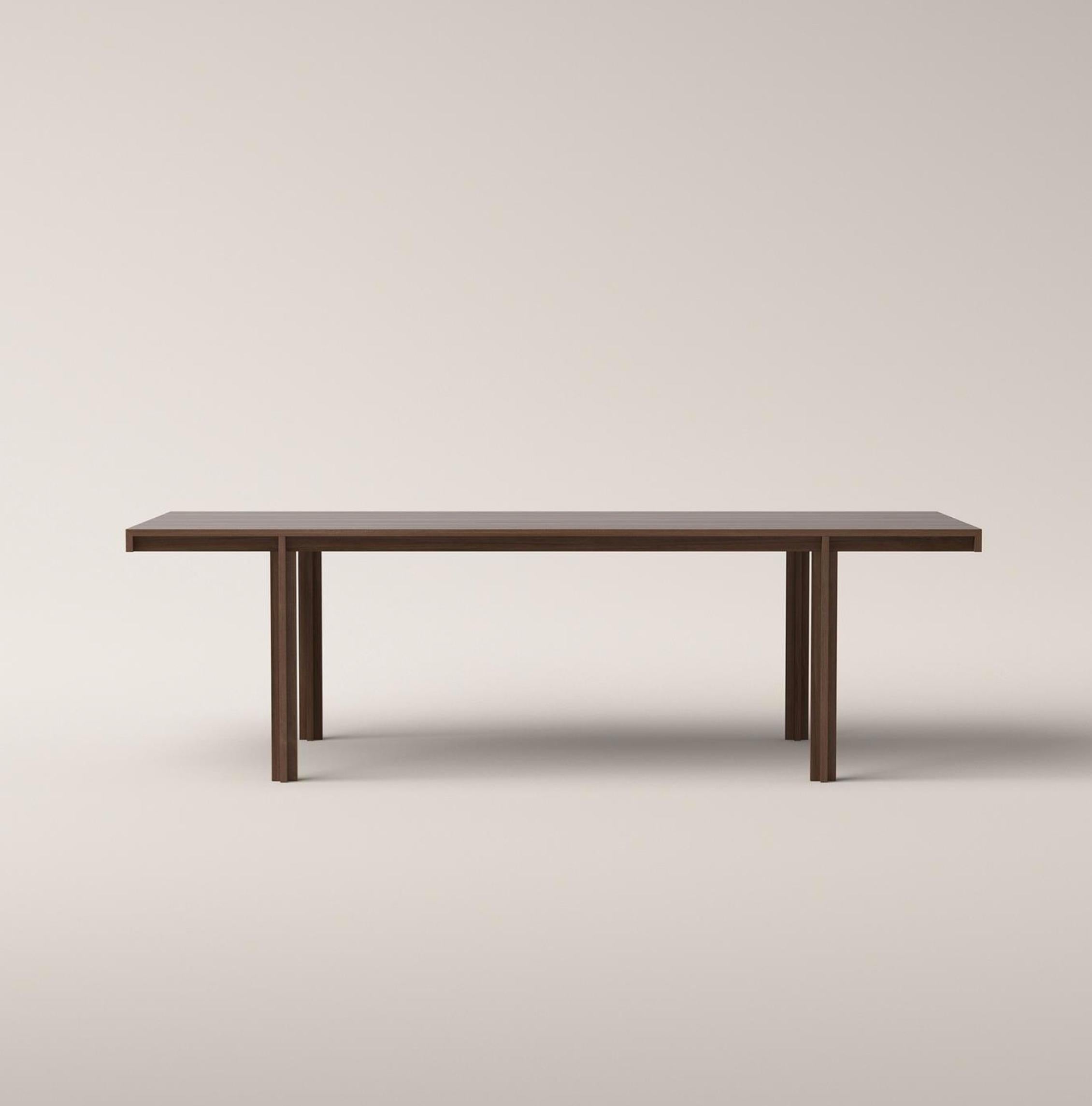 Table conçue par Bodil Kjær en 1961. Disponible en chêne naturel, chêne fumé, chêne blanc ou noyer. Le prix indiqué s'applique à la table en chêne, la table en noyer est disponible pour 9.650€.