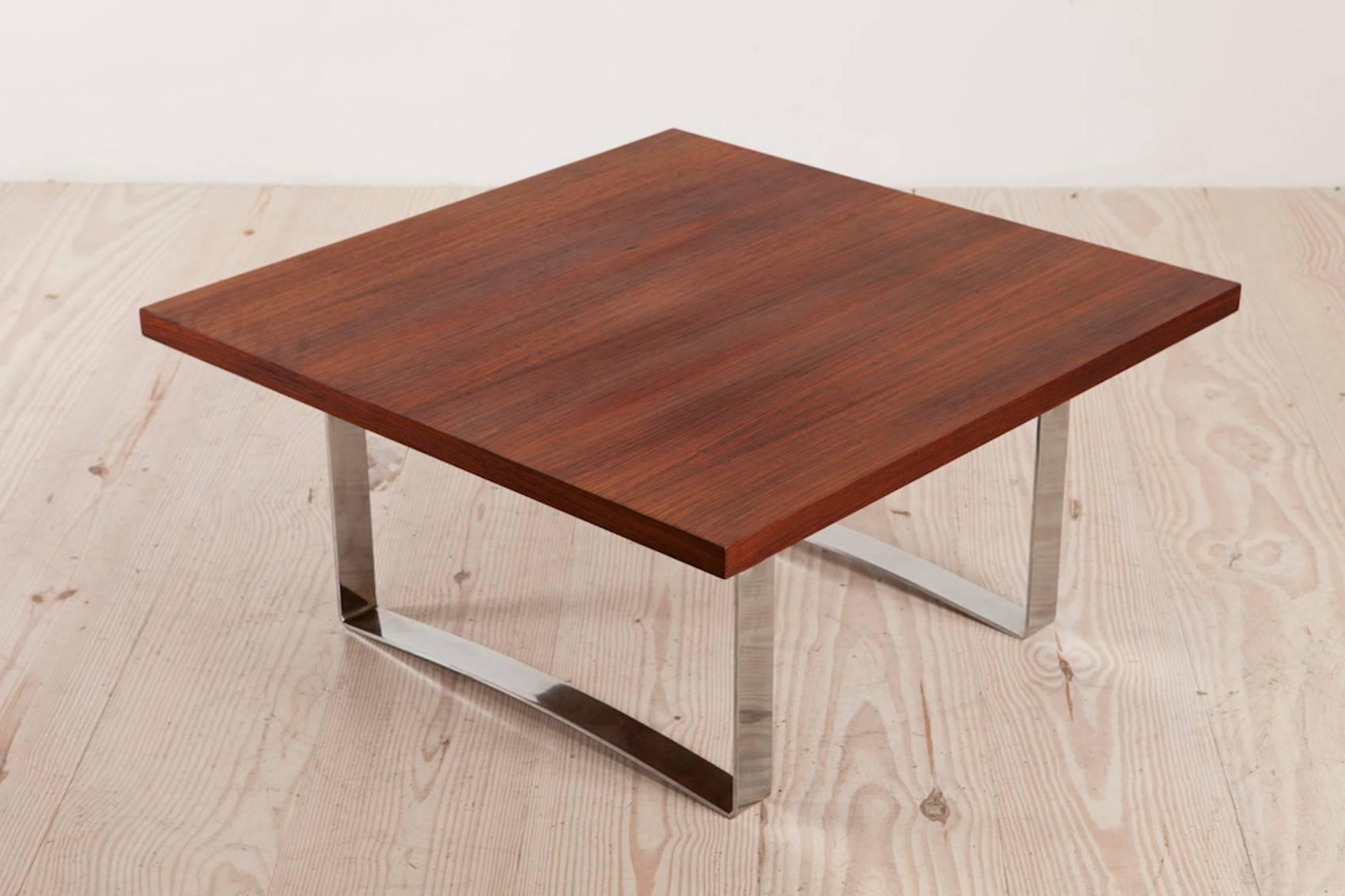Bodil Kjaer (1932 Danemark - 1960), rare table basse carrée en bois de rose avec cadre en acier chromé, vers 1959. Le plateau carré en bois de rose repose sur deux pieds en forme de U en acier chromé.