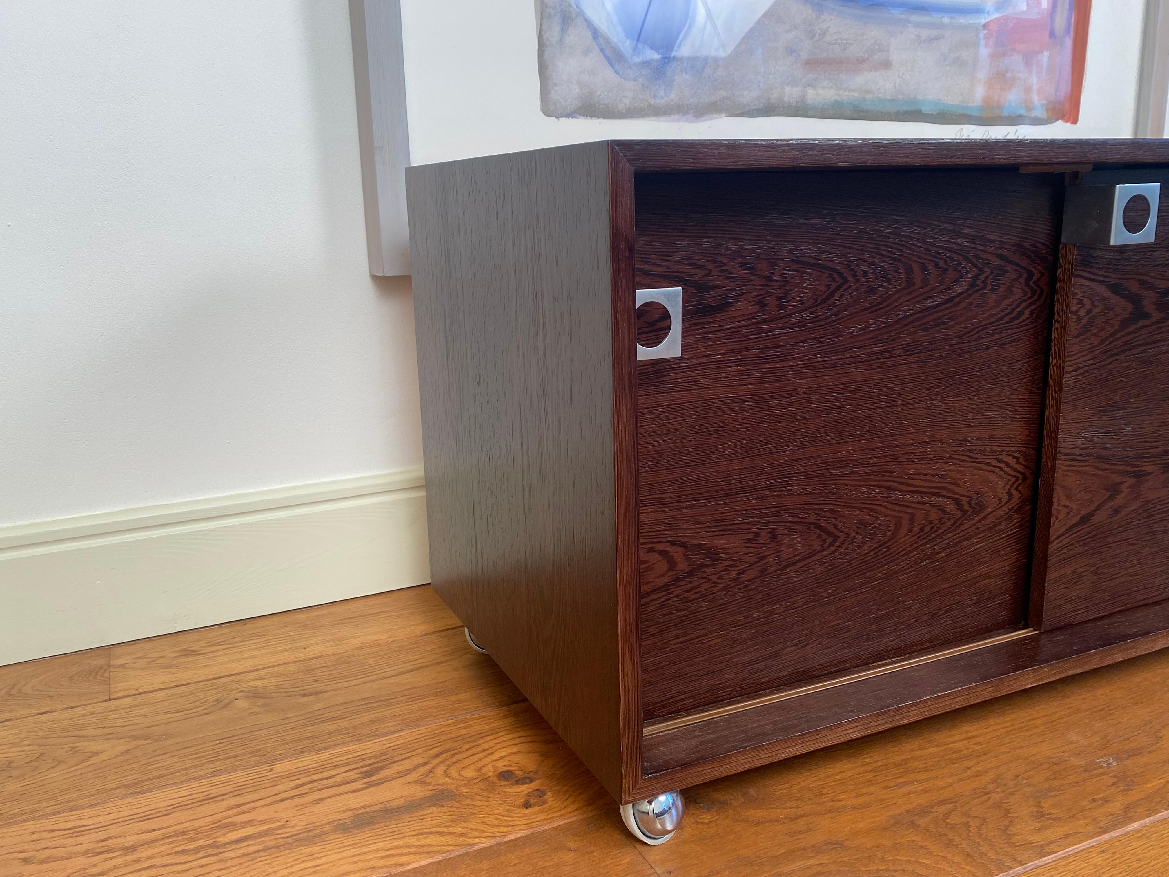 Bodil Kjaer desk cabinet/sideboard with sliding doors on castors, Denmark 1960s In Good Condition For Sale In WIJCKEL, NL