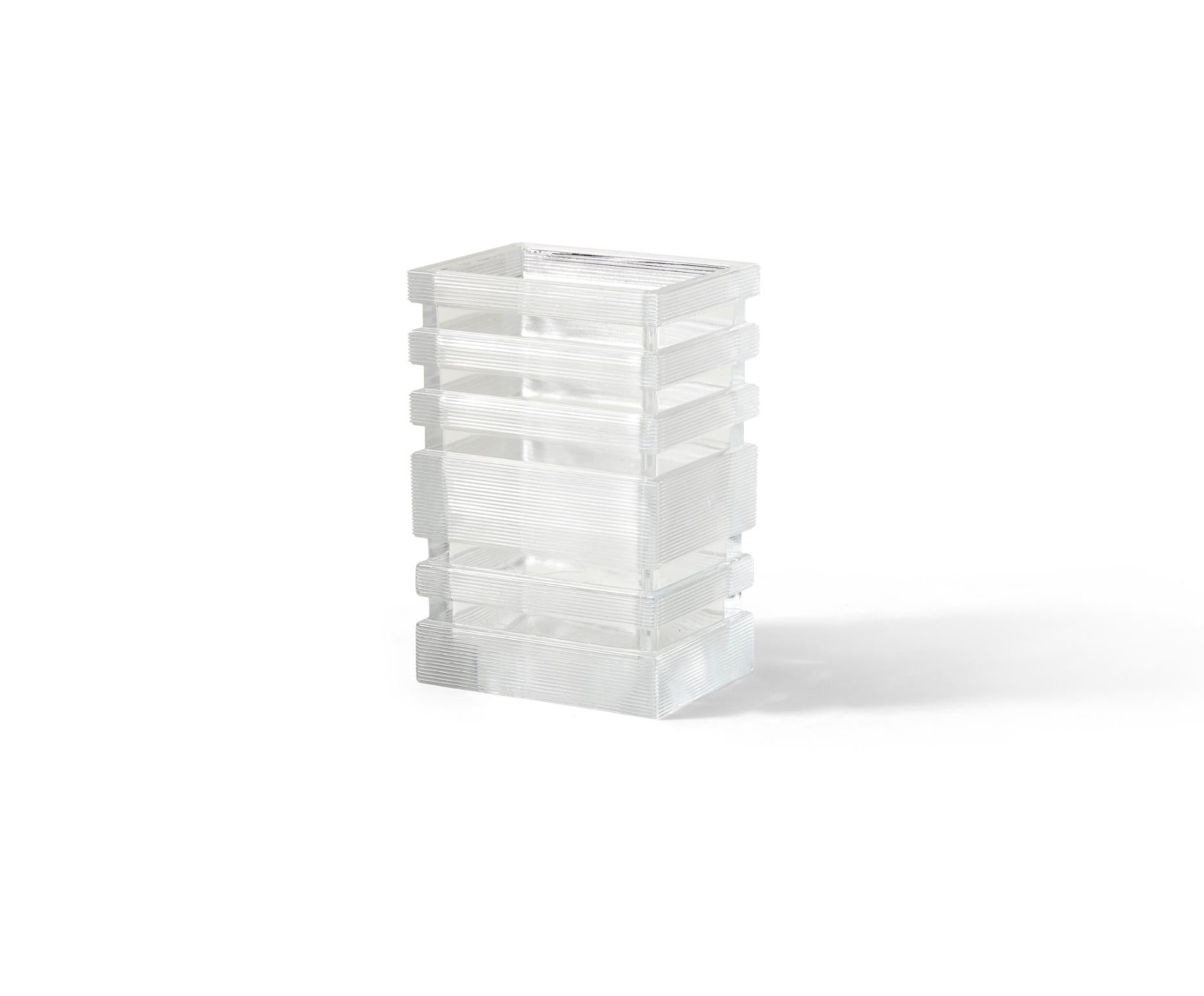 Vaso Grattacielo di Bodil Kjaer per Cassina

Il grattacielo è realizzato in vetro trasparente pressato meccanicamente in uno stampo di ghisa per creare la forma di un edificio e i suoi eleganti dettagli architettonici, un processo estremamente