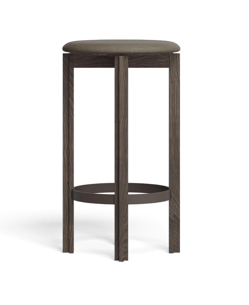 Bodil Kjaer Principal Barhocker aus Rauch gebeizter Eiche für Karakter 

Der Principal Stool wurde von Bodil Kjærs Principal Stuhl aus dem Jahr 1961 inspiriert und behält dessen funktionales und minimalistisches Design bei. Das Design zeichnet sich
